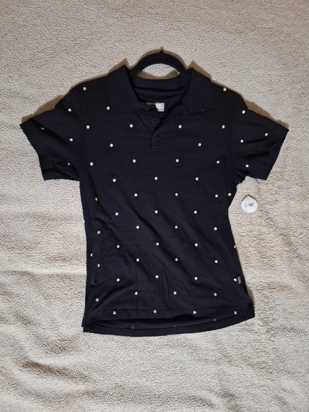 Playera Polo Negra con Puntos