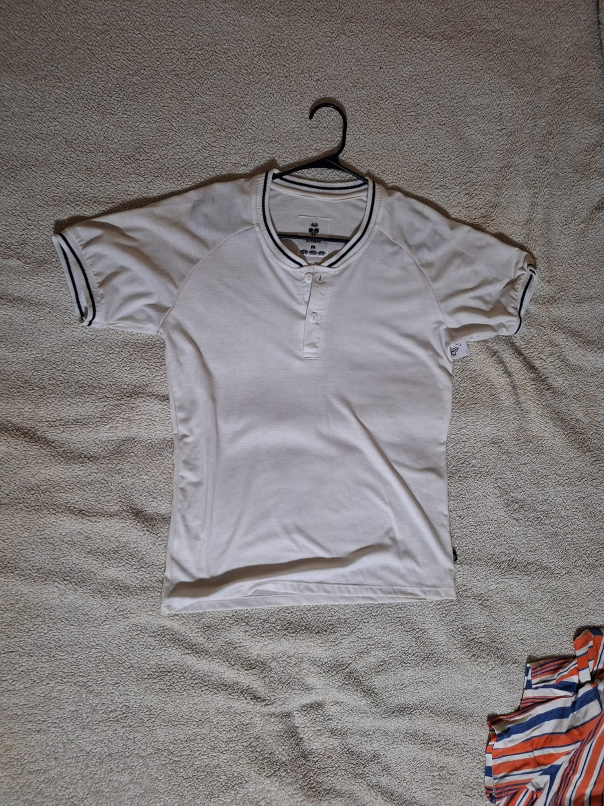 Playera Blanca Corte V con botones