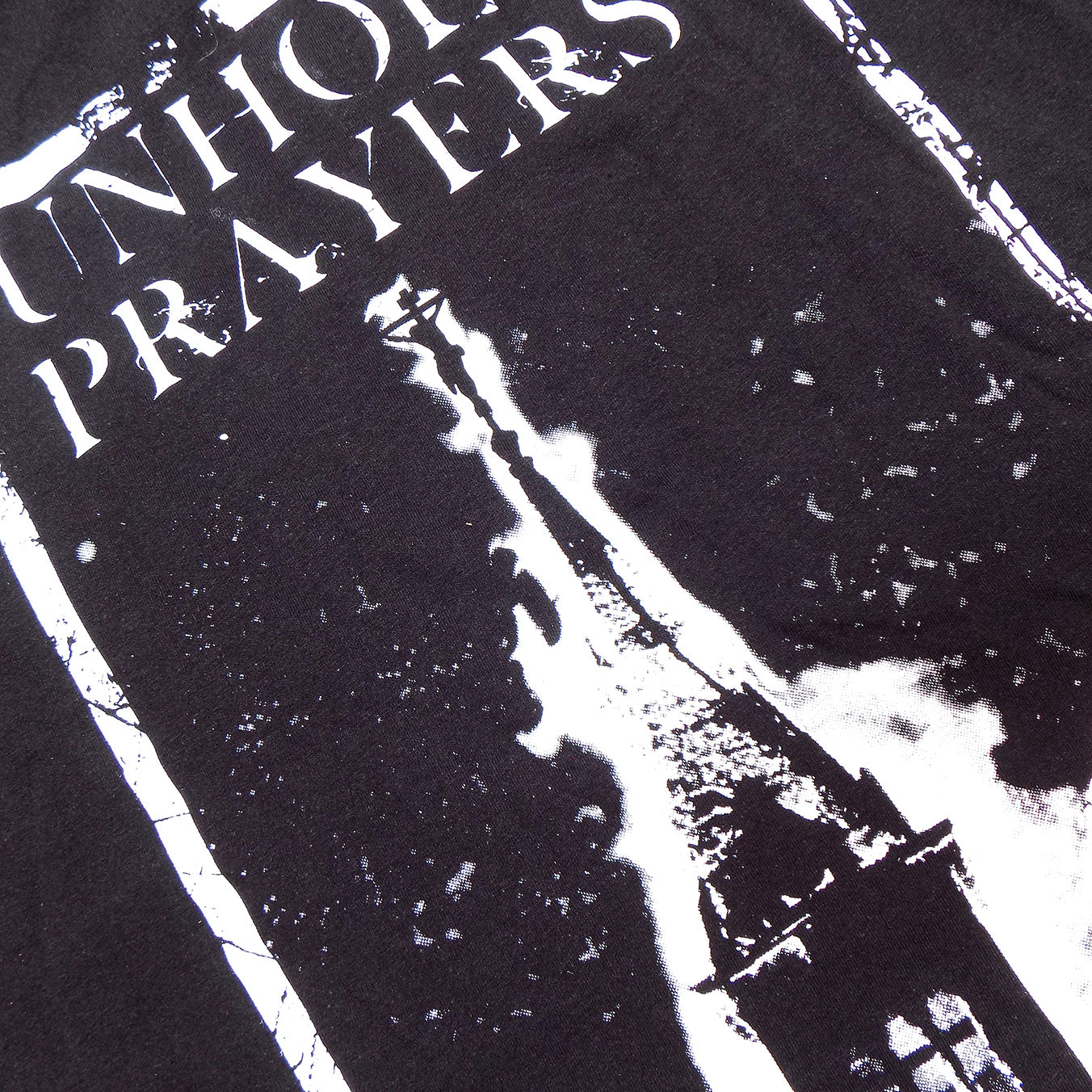 Playera negra unholy prayer cristo en iglesia en llamas